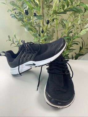 Nike Men’s Black Knit Lace-Up Sneakers with White Midsole